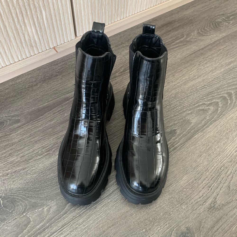 Cute shoes, just does not fit my wide foot!